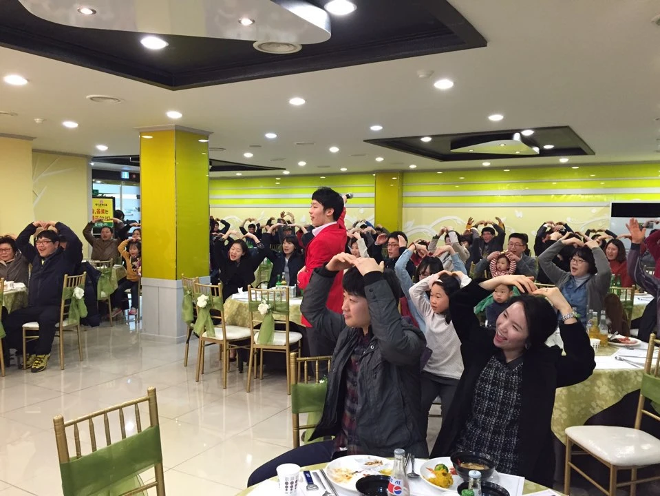 참석자들이 동작을 따라 하며 즐기는 참여형 행사