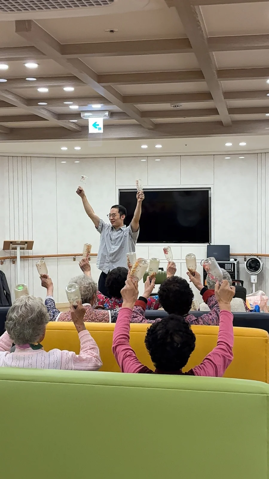 도구를 들고 어르신들의 참여를 이끄는 최상은 강사